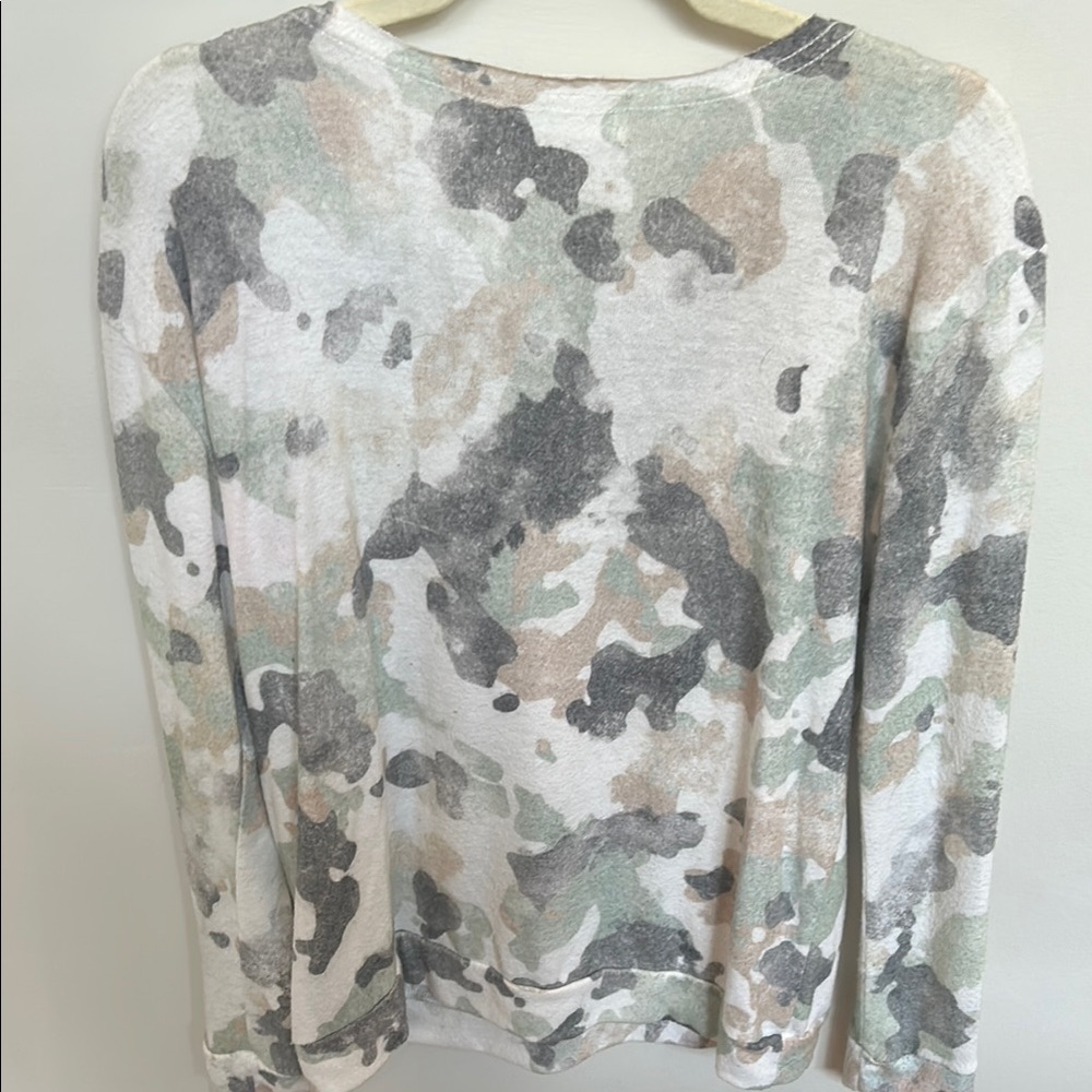 Camoflauge V-neck long Sleeve Blouse - Picture 3 of 3